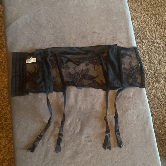 Lacy back closure bottom wear! - Picture 4 of 5